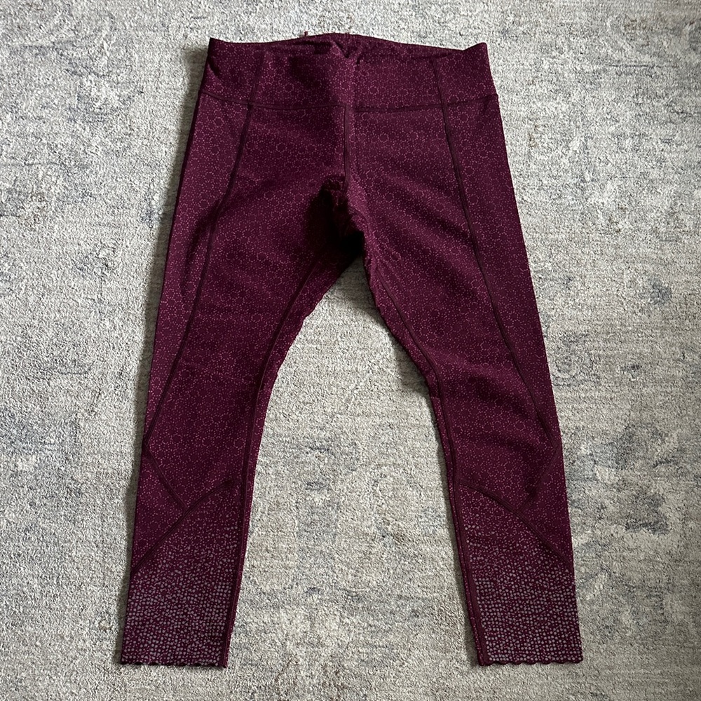 Lululemon women’s low rise tight
Size 10
Color:raspberry print